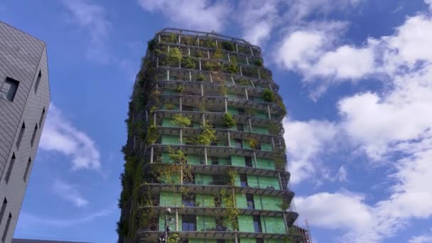 巴黎商业区和生态摩天大楼 每一个阳台上都有许多树 现代巴黎地区的绿色生态摩天大楼 高质量的4K镜头 — 图库视频影像