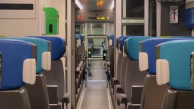 Yolcu vagonu içeride. Arabanın içinde metro yok. Fransa demiryolları. Paris Bercy. Yüksek kalite 4k görüntü