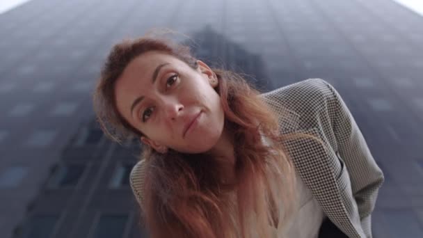 Junge Geschäftsfrau Blickt Die Kamera Und Ist Überrascht Aus Nächster — Stockvideo