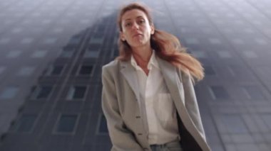 Genç iş kadını kameraya bakar ve şaşırır. Yakından bakınca, kız şok olmuş ve şaşırmış. Çekici kız kameraya şaşkınlıkla bakıyor. Yüksek kalite 4k görüntü