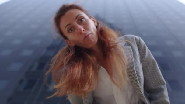 Giovane Donna Affari Guarda Fotocamera Sorpreso Primo Piano Ragazza Scioccata — Video Stock