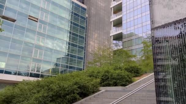 Окна Офисных Зданий Небоскребах Многими Корпоративными Офисами Успешных Компаний Недвижимость — стоковое видео