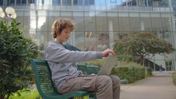 Νεαρός Φοιτητής Πανεπιστημίου Που Σπουδάζει Online Χρησιμοποιώντας Φορητό Υπολογιστή Κρατώντας — Αρχείο Βίντεο