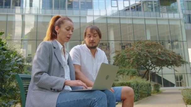 Двое Мужчин Женщин Обсуждают Данные Финансового Рынка Помощью Ноутбука Финансовый — стоковое видео
