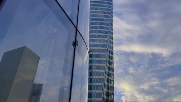 Los Rascacielos Cristal Reflejan Cielo Azul Con Nubes Movimiento Cámara — Vídeos de Stock