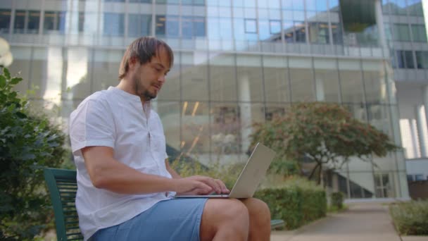 Ευτυχισμένος Νέος Επιχειρηματίας Κοιτάζοντας Φορητό Υπολογιστή Συναίσθημα Νικητής Κερδίσει Οικονομικό — Αρχείο Βίντεο