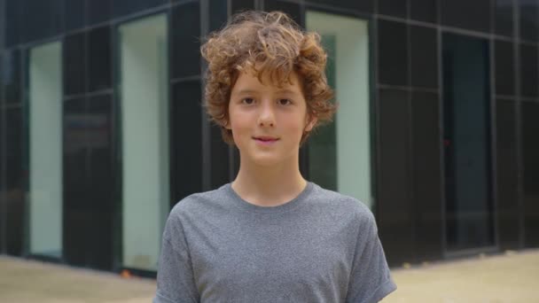 Portret Szczęśliwego Ucznia Uśmiechniętego Ucznia Małego Chłopca Samym Laptopem Stojącego — Wideo stockowe
