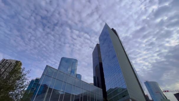 Grattacieli Vetro Riflettono Cielo Blu Con Nuvole Movimento Delle Telecamere — Video Stock