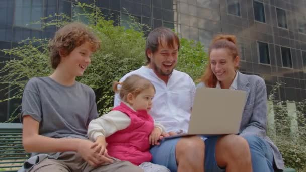 Lucky Overjoyed Szczęśliwy Duża Rodzina Pomocą Patrząc Laptopa Podekscytowany Przez — Wideo stockowe