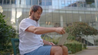 Hidrojen kullanımı için teknolojilerin geliştirilmesi. Modern ofis bölge adamı dizüstü bilgisayarla çalışan endüstri mühendisi. Yüksek kalite 4k görüntü