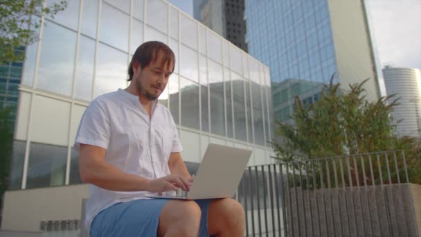 Glücklicher Junger Geschäftsmann Der Auf Laptop Schaut Mit Emotionen Gewinnt — Stockvideo