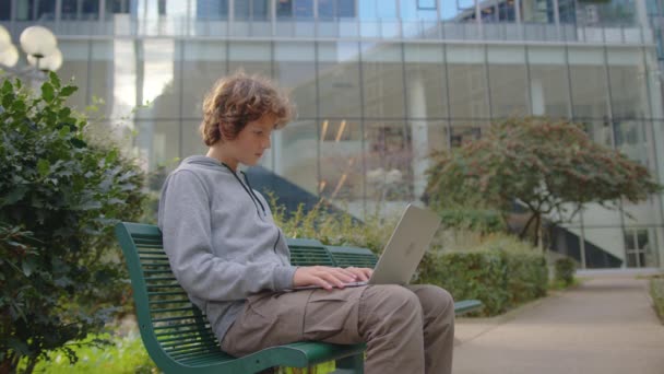 Koncentrált Fiatal Programozó Szabadúszó Nézi Laptop Képernyőjét Távolról Dolgozik Szabadban — Stock videók