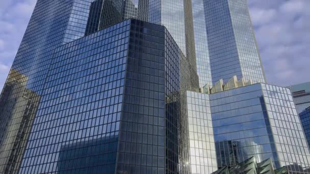 Los Rascacielos Cristal Reflejan Cielo Azul Con Nubes Movimiento Cámara — Vídeos de Stock