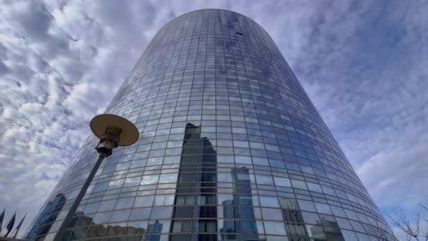 Glassskyskraperne Reflekterer Den Blå Himmelen Med Skyer Kamerabevegelse Moderne Forretningsdistrikt – stockvideo