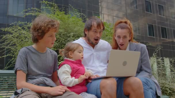 Velký Rodinný Šťastný Pár Použít Notebook Číst Novinky Line Obdržel — Stock video