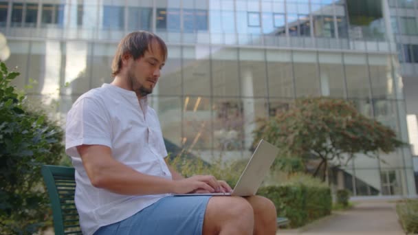 Der Junge Geschäftsmann Blickt Müde Auf Einen Laptop Schließt Ihn — Stockvideo