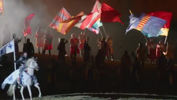 Középkori Lovag Zászlóval Kezében Csata Előtt Történelmi Események Rekonstrukciója Franciaországban — Stock videók