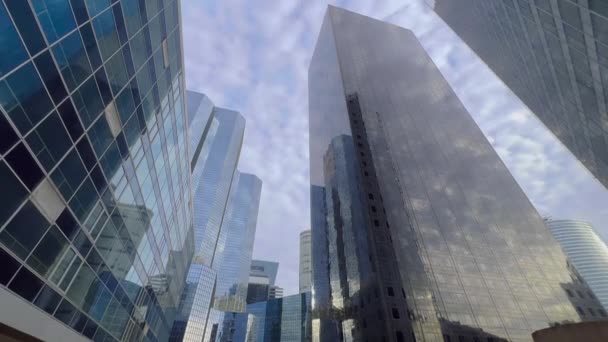 Arranha Céus Vidro Refletem Céu Azul Com Nuvens Movimento Câmera — Vídeo de Stock