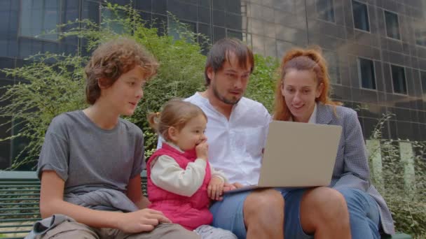 Stora Familj Lyckliga Par Använda Laptop Läsa Nyheter Nätet Fick — Stockvideo