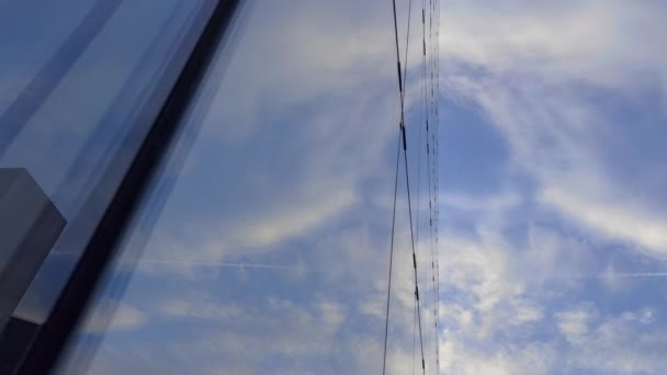Edificio Vidrio Alto Centro Capital Hermosas Nubes Reflejan Las Ventanas — Vídeo de stock