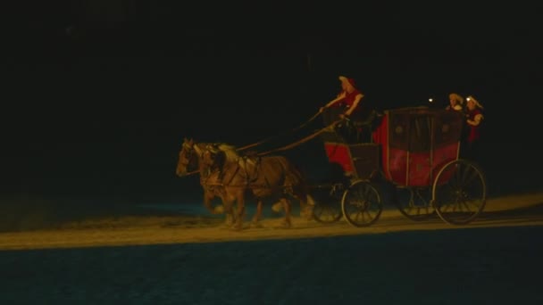 2022年8月6日 圣法罗 公主乘坐红色马车与马匹同行 法国历史事件的重建 法国中世纪的历史 高质量的4K镜头 — 图库视频影像