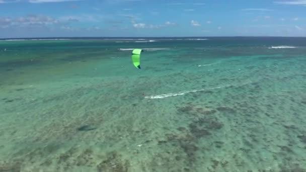 Спортсмен Білому Купальнику Орає Індійський Океан Бірюзою Теплою Водою Зеленому — стокове відео