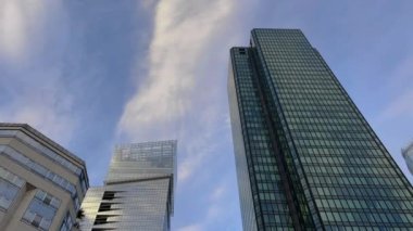 Başkentin merkezindeki büyük cam bina. Gökdelen camlarına güzel bulutlar yansıyor. Gün batımında iş bölgesinde. Yüksek kalite 4k görüntü