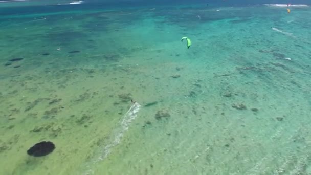 Een Atleet Een Wit Zwempak Ploegt Indische Oceaan Met Turquoise — Stockvideo