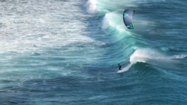 Bir atlet, Mauritius adasındaki Hint Okyanusu 'nda büyük dalgalarda uçurtma sürüyor. Canlı bir resifte büyük okyanus dalgaları. Denizin fethi. Yüksek kalite 4k görüntü