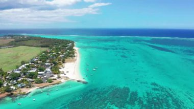 Gezegendeki en iyi kumlu plaj turkuaz, sıcak su, yeşil palmiye ağaçları ve en iyi turist hizmetleriyle. Hawaii adaları dünyanın en kutsal yeridir. - Evet. Drone görünümü.
