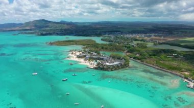 Gezegendeki en iyi kumlu plaj turkuaz, sıcak su, yeşil palmiye ağaçları ve en iyi turist hizmetleriyle. Hawaii adaları dünyanın en kutsal yeridir. - Evet. Drone görünümü.