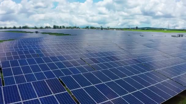 Солнечные Панели Выработки Электроэнергии Зеленом Острове Тема Возобновляемых Источников Энергии — стоковое видео