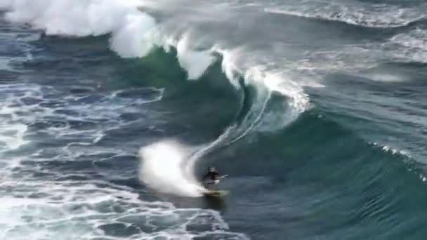 Ένας Αθλητής Καβαλάει Χαρταετό Μεγάλα Κύματα Στον Ινδικό Ωκεανό Στο — Αρχείο Βίντεο