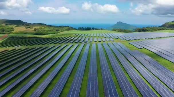 Una Isla Verde Que Ubican Paneles Solares Para Generar Electricidad — Vídeos de Stock