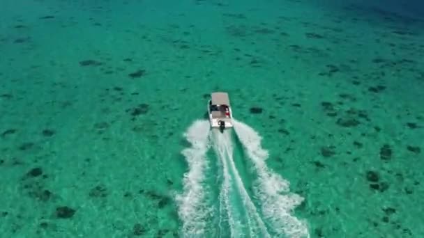 Drone Widok Białą Łódź Podróżującą Turkusowej Wodzie Ciepłej Lagunie Oceanu — Wideo stockowe