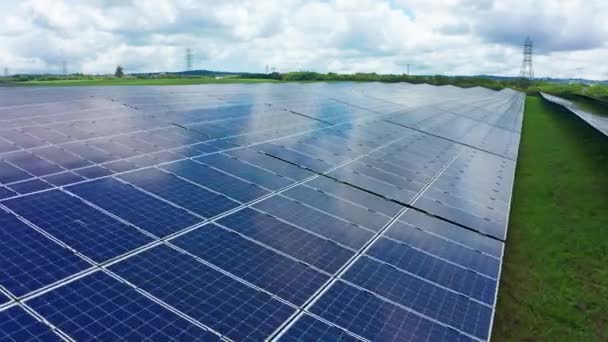 Eine Grüne Insel Auf Der Sich Sonnenkollektoren Zur Stromerzeugung Befinden — Stockvideo