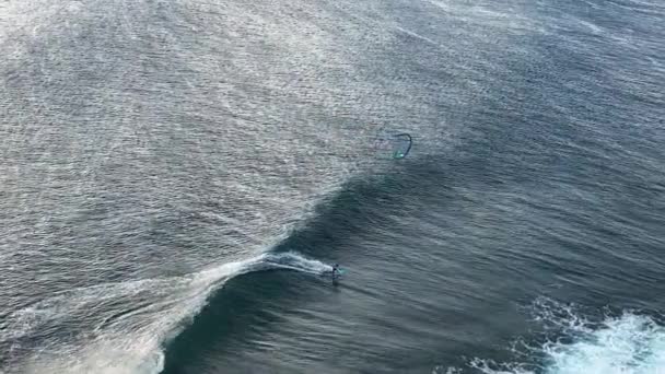 Sportowiec Jeździ Latawcem Dużych Falach Oceanie Indyjskim Wyspie Mauritius Wielkie — Wideo stockowe