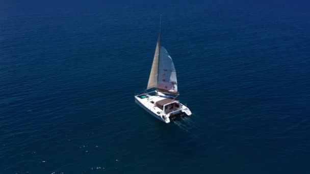 Luftaufnahmen Rückansicht Eines Luxuriösen Segelbootes Das Auf Einem Tiefblauen Meer — Stockvideo