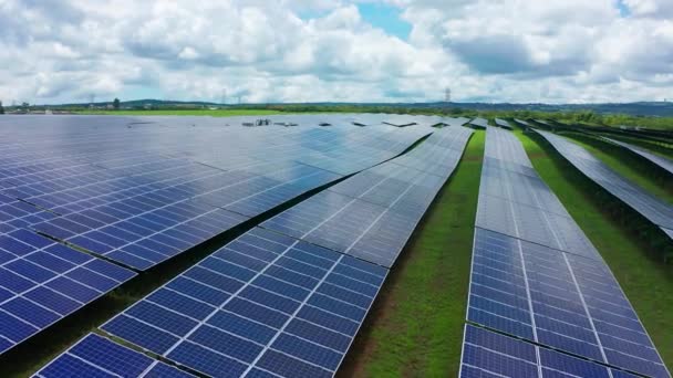 Eine Grüne Insel Auf Der Sich Sonnenkollektoren Zur Stromerzeugung Befinden — Stockvideo