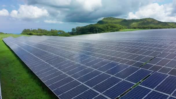 太阳能电池板在一个绿色的岛上发电 可再生能源主题 无害环境的电力 高质量的4K镜头 — 图库视频影像