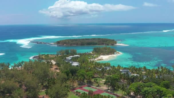 ターコイズブルー 暖かい水 緑のヤシの木と最高の観光サービスを持つ地球上で最高の砂浜 ハワイ諸島は世界で最も天国のような場所です ドローンビュー — ストック動画
