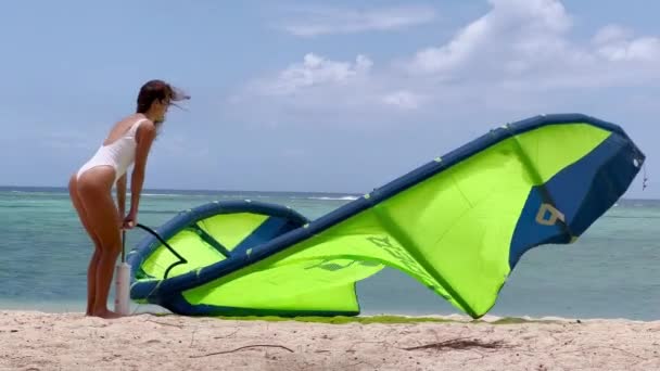 Дівчина Спортсмена Побудована Білому Купальнику Пляжі Підкачує Повітряний Змій Подальшого — стокове відео