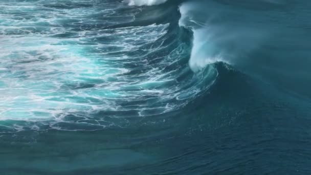 太平洋上一个巨大的海浪从复印机上拍下来 大浪能量 海洋风暴中的野生海洋元素 水的绿松石色 高质量的4K镜头 — 图库视频影像