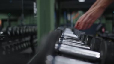 Spor salonunda vücut ve zihni sağlıklı tutmak için spor motivasyon egzersizleri yapan atletik güzel bir kadın. Sağlıklı yaşam tarzı, diyet, sağlıklı spor beslenme, yavaş çekim. Yüksek kalite 4k görüntü