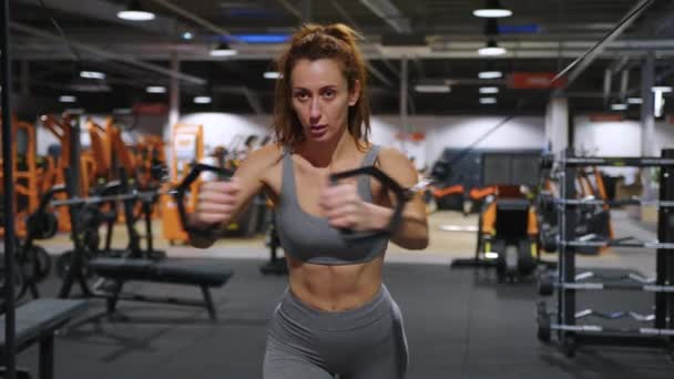 体と心の健康を維持するためにスポーツの動機づけの演習を行うジムでの運動の美しい女性 食事と健康的なライフスタイル 健康的なスポーツ栄養 スローモーション 高品質4K映像 — ストック動画