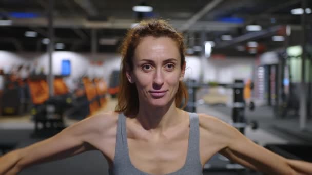 Atlética Hermosa Mujer Gimnasio Haciendo Ejercicios Motivación Deportiva Para Mantener — Vídeos de Stock
