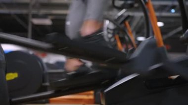 Spor salonunda vücut ve zihni sağlıklı tutmak için spor motivasyon egzersizleri yapan atletik güzel bir kadın. Sağlıklı yaşam tarzı, diyet, sağlıklı spor beslenme, yavaş çekim. Yüksek kalite 4k görüntü