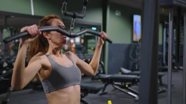 Αθλητική Όμορφη Γυναίκα Στο Γυμναστήριο Κάνει Αθλητικές Ασκήσεις Κίνητρο Για — Αρχείο Βίντεο