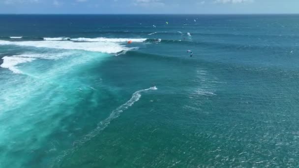 Dalga Panosundaki Bir Sporcu Hint Okyanusu Nda Yaşayan Bir Resifin — Stok video