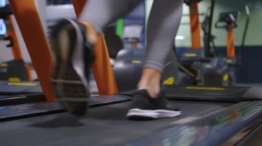 Modern, gelişmiş bir kadın spor salonlarında vücut şeklini ve sağlığını korumak için spor egzersizleri yapar. Spor eğitimi ve sağlıklı yaşam tarzı. Spor yaşam tarzı konsepti. Yüksek kalite 4k görüntü